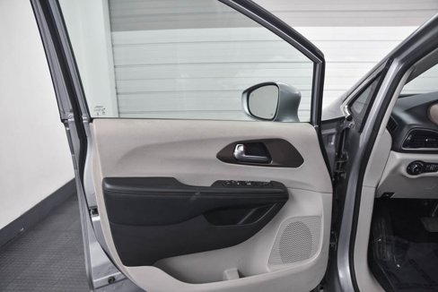 Used 2019 Chrysler Pacifica Touring-L image 9