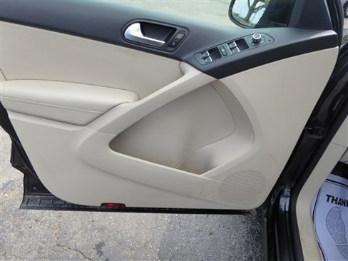 Used 2015 Volkswagen Tiguan SE image 9