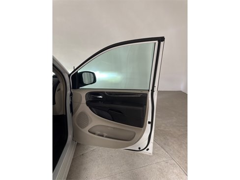Used 2015 Chrysler Town & Country Touring-L image 17