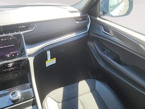 New 2025 Jeep Grand Cherokee Altitude image 29