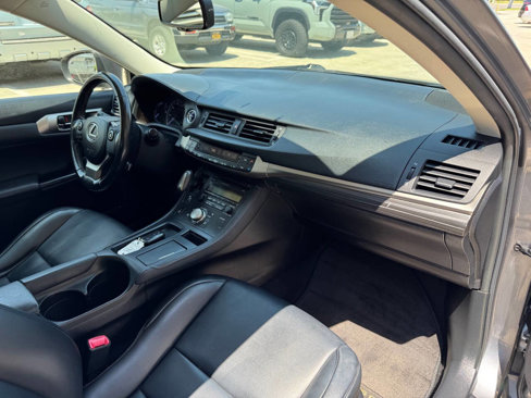 Used 2015 Lexus CT 200h image 18