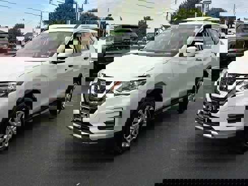 Used 2019 Nissan Rogue S image 3