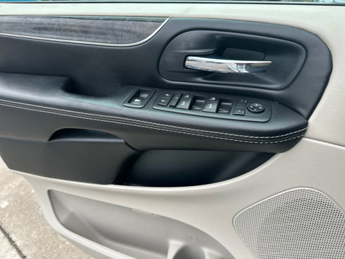 Used 2016 Chrysler Town & Country Touring image 19