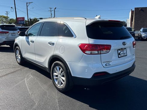 Used 2017 Kia Sorento LX w/ LX Convenience Package image 5