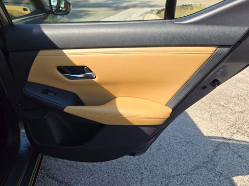 Used 2020 Nissan Sentra SV w/ SV Premium Package image 11