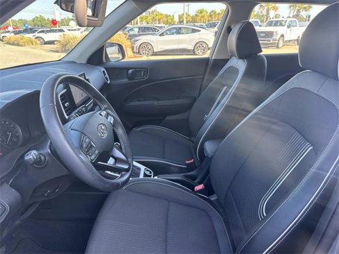 Used 2022 Hyundai Venue Limited image 12