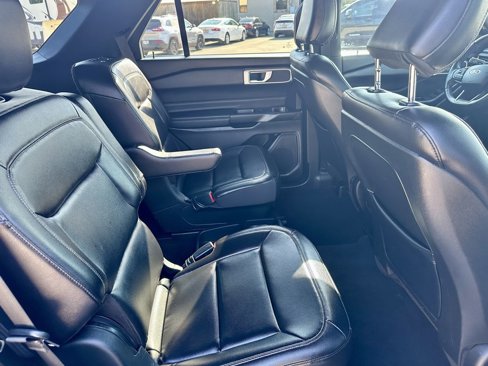 Used 2020 Ford Explorer XLT w/ Equipment Group 202A image 11