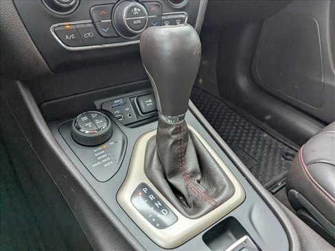 Used 2015 Jeep Cherokee Trailhawk w/ Comfort/Convenience Group image 12