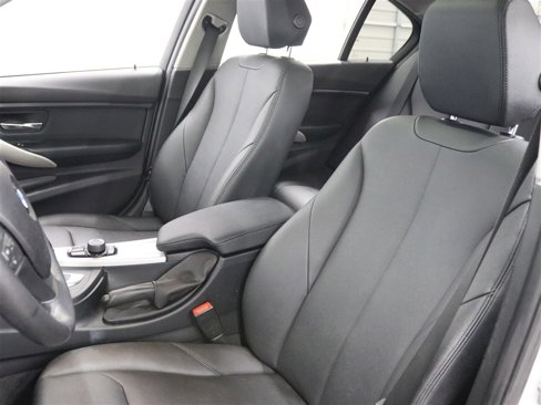 Used 2018 BMW 320i xDrive Sedan w/ Convenience Package image 9