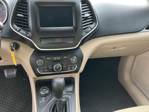 Used 2019 Jeep Cherokee Latitude w/ Cold Weather Group image 11