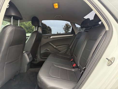 Used 2018 Volkswagen Passat 2.0T R-Line image 29