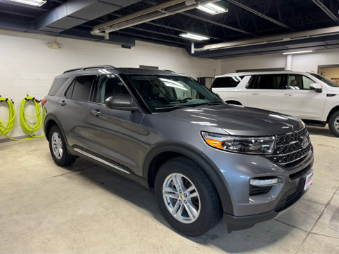 Used 2021 Ford Explorer XLT w/ Equipment Group 202A image 3
