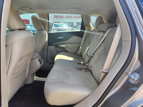 Used 2019 Jeep Cherokee Latitude w/ Cold Weather Group image 12