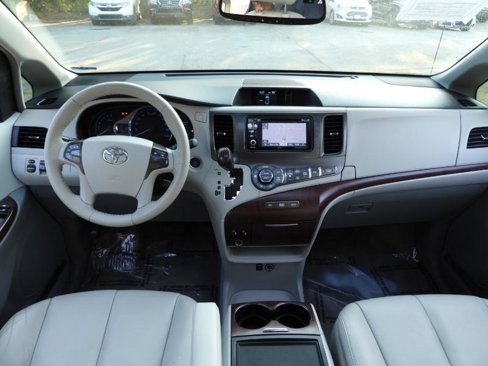 Used 2014 Toyota Sienna XLE image 32