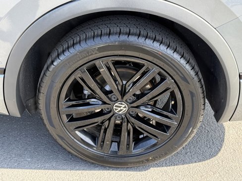 Used 2022 Volkswagen Tiguan SE R-Line image 14
