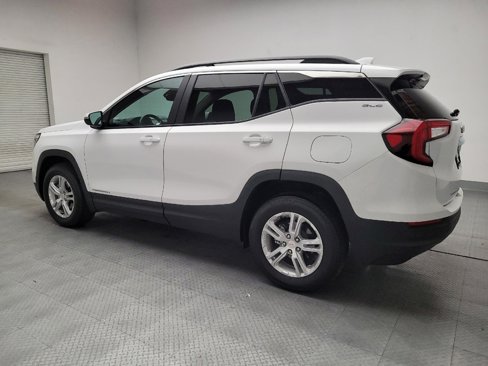 Used 2023 GMC Terrain SLE w/ Driver Convenience Package image 3