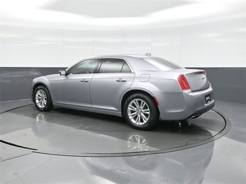Used 2016 Chrysler 300 C image 5