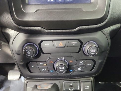 Used 2020 Jeep Renegade Latitude w/ Cold Weather Group image 30
