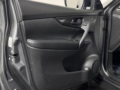 Used 2020 Nissan Rogue S image 23