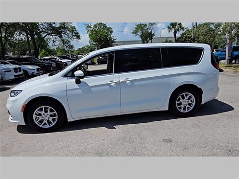 Used 2023 Chrysler Pacifica Touring-L image 13