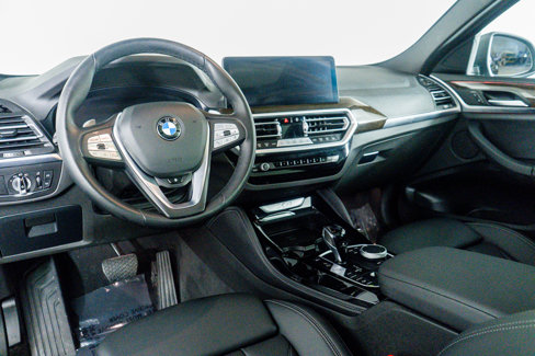 Used 2025 BMW X4 xDrive30i image 2