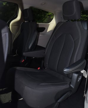 Used 2023 Chrysler Voyager LX image 34