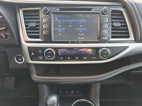 Used 2018 Toyota Highlander XLE image 16