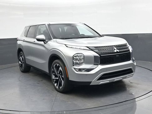Used 2024 Mitsubishi Outlander SE image 2