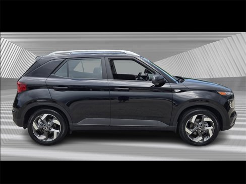 Certified 2025 Hyundai Venue SEL image 3
