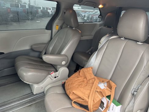 Used 2014 Toyota Sienna LE image 19