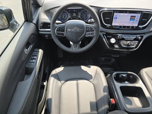 New 2026 Chrysler Pacifica Select image 3