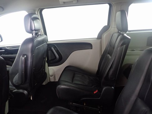 Used 2016 Chrysler Town & Country Touring image 28