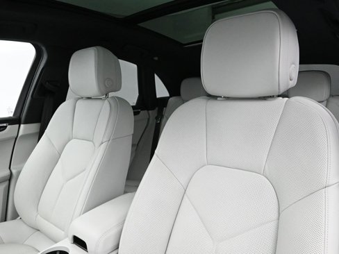 Certified 2025 Porsche Macan image 5