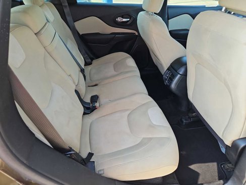 Used 2016 Jeep Cherokee Sport image 23