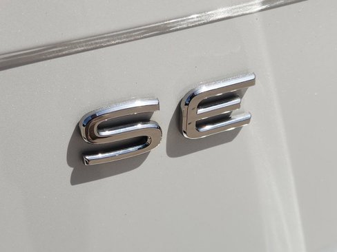 Used 2022 Volkswagen Tiguan SE R-Line image 13