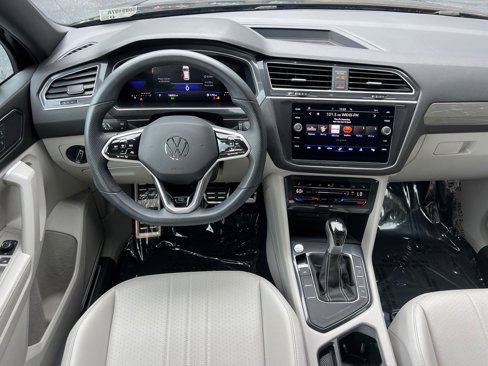 Used 2023 Volkswagen Tiguan SE R-Line image 23
