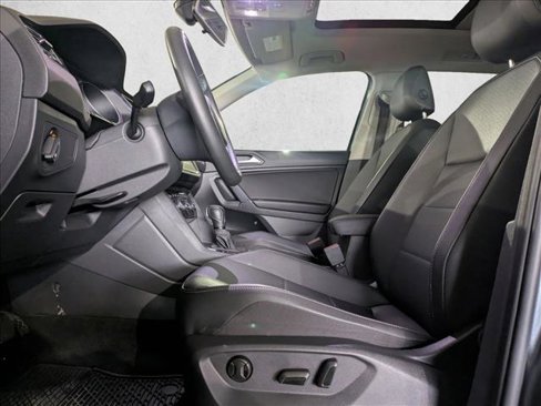 Used 2020 Volkswagen Tiguan SE w/ Panoramic Sunroof Package image 16