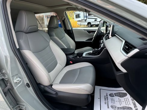 Used 2021 Toyota RAV4 XLE Premium image 23