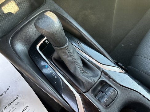 Used 2021 Toyota Corolla LE image 23