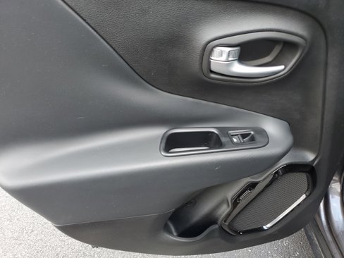 Used 2016 Jeep Renegade Latitude image 25