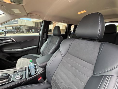Used 2024 Mitsubishi Outlander SE image 12