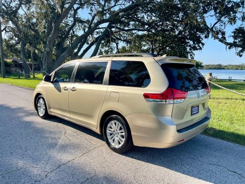 Used 2014 Toyota Sienna XLE image 25