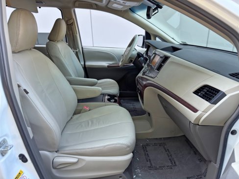 Used 2011 Toyota Sienna XLE image 14