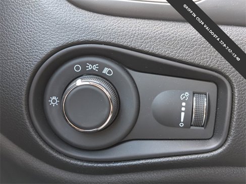 Used 2023 Jeep Renegade Latitude image 23