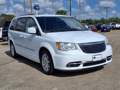 Used 2016 Chrysler Town & Country Touring image 29