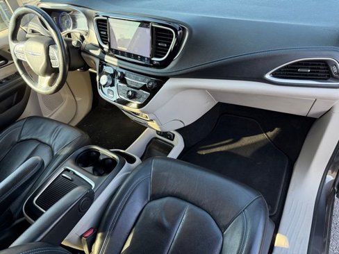 Used 2021 Chrysler Pacifica Touring-L image 13
