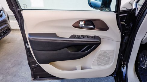 Used 2018 Chrysler Pacifica Touring-L image 22
