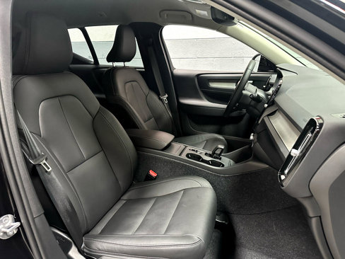 Used 2024 Volvo XC40 B5 Core w/ Climate Package image 9