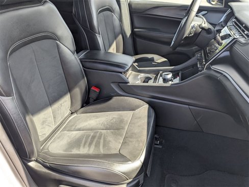 Used 2024 Jeep Grand Cherokee Altitude image 37