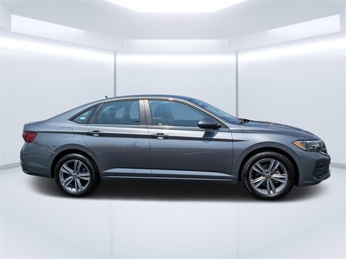 Used 2024 Volkswagen Jetta SE image 2